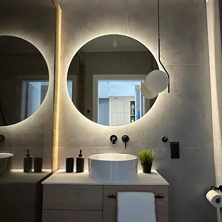 Scandi, Basen & アパート レバル