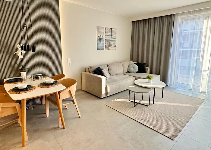 Scandi, Basen & דירה