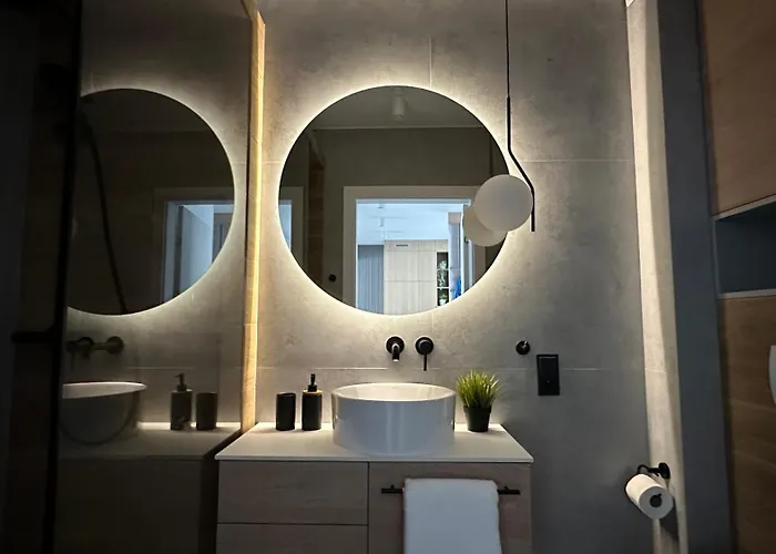 Scandi, Basen & דירה רבאל